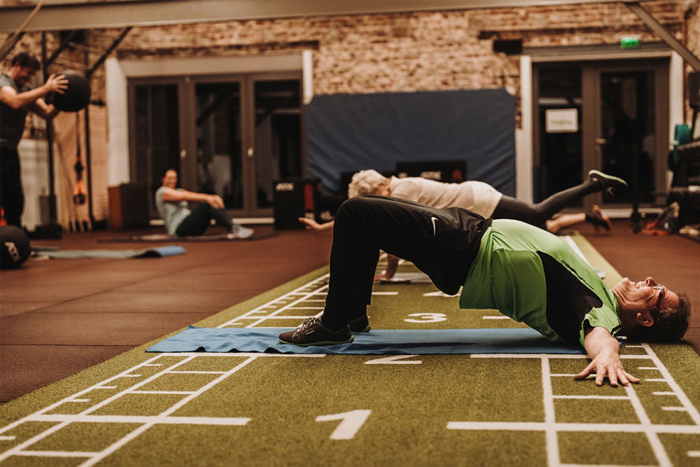 Mann beim Fünfzig Plus Training macht Shoulderbridge