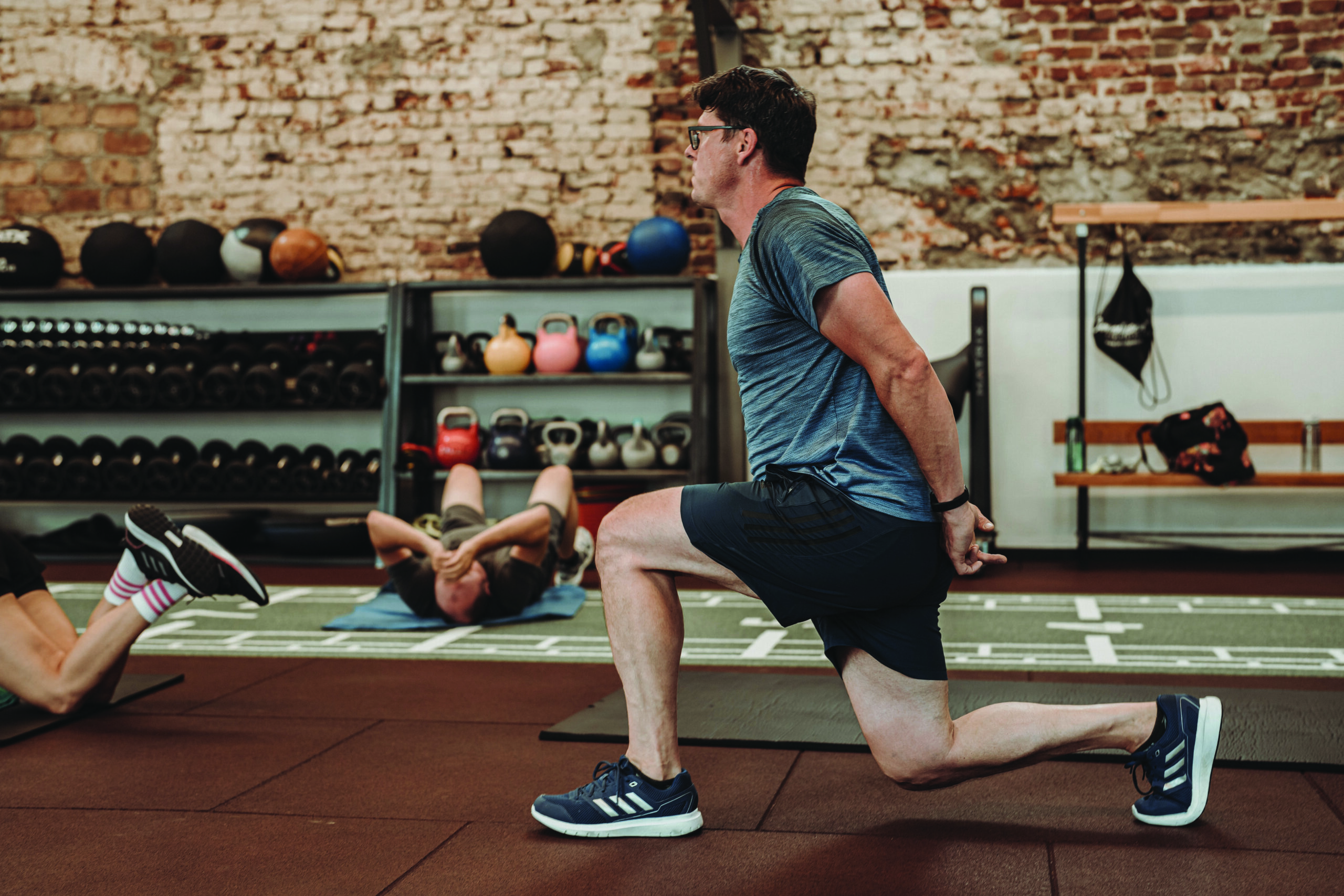 Mann macht einen Ausfallschritt beim Personal Teamtraining